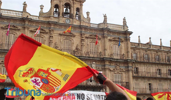 MANOS LIMPIAS CONSIGUE QUE LA BANDERA ESPAÑOLA VUELVE A LA F